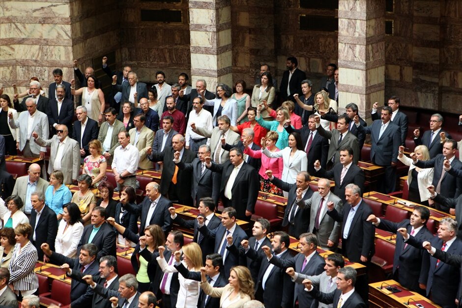 Ορκωμοσία της νέας Βουλής  #10. Χοροσταντούτος του Αρχιεπισκόπου Ιερώνυμου και των μελών της Ιεράς Συνόδου ορκίστηκαν τα μέλη της νέας Βουλής που εξελέγησαν στις εκλογές της 17ης Ιουνίου. Όρκο στο κοράνι έδωσαν οι τρεις μουσουλμάνοι βουλευτές.