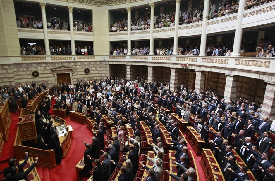 Ορκωμοσία της νέας Βουλής  #13. Χοροσταντούτος του Αρχιεπισκόπου Ιερώνυμου και των μελών της Ιεράς Συνόδου ορκίστηκαν τα μέλη της νέας Βουλής που εξελέγησαν στις εκλογές της 17ης Ιουνίου. Όρκο στο κοράνι έδωσαν οι τρεις μουσουλμάνοι βουλευτές.