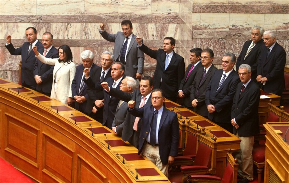 Ορκωμοσία της νέας Βουλής  #16. Χοροσταντούτος του Αρχιεπισκόπου Ιερώνυμου και των μελών της Ιεράς Συνόδου ορκίστηκαν τα μέλη της νέας Βουλής που εξελέγησαν στις εκλογές της 17ης Ιουνίου. Όρκο στο κοράνι έδωσαν οι τρεις μουσουλμάνοι βουλευτές.
