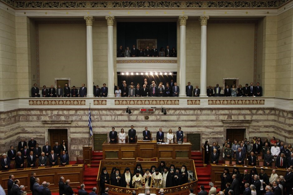 Ορκωμοσία της νέας Βουλής  #19. Χοροσταντούτος του Αρχιεπισκόπου Ιερώνυμου και των μελών της Ιεράς Συνόδου ορκίστηκαν τα μέλη της νέας Βουλής που εξελέγησαν στις εκλογές της 17ης Ιουνίου. Όρκο στο κοράνι έδωσαν οι τρεις μουσουλμάνοι βουλευτές.