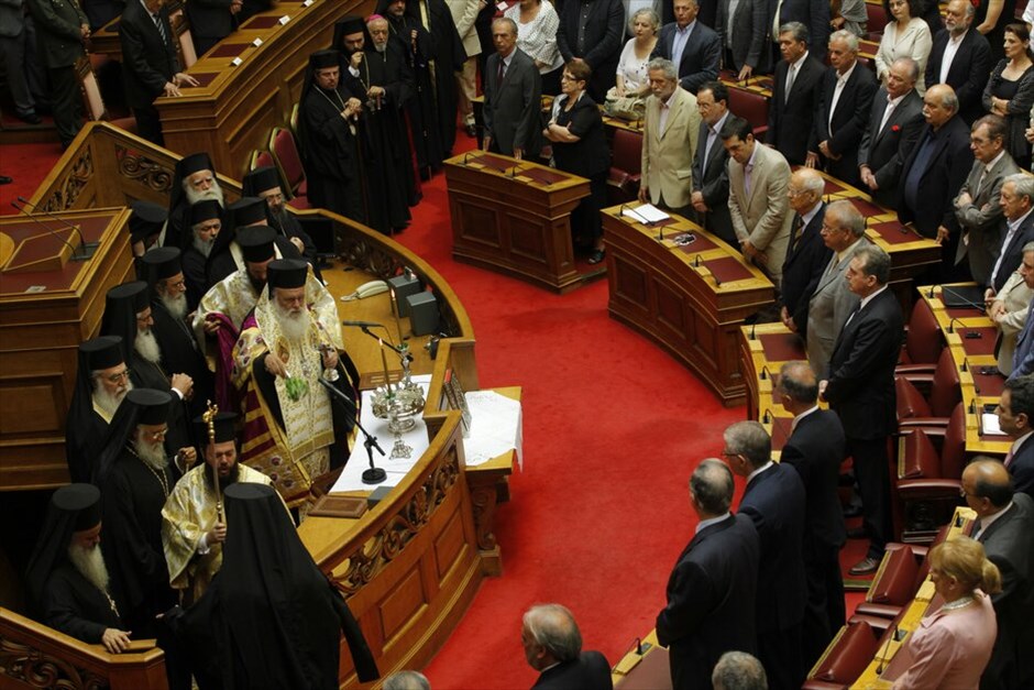 Ορκωμοσία της νέας Βουλής  #24. Χοροσταντούτος του Αρχιεπισκόπου Ιερώνυμου και των μελών της Ιεράς Συνόδου ορκίστηκαν τα μέλη της νέας Βουλής που εξελέγησαν στις εκλογές της 17ης Ιουνίου. Όρκο στο κοράνι έδωσαν οι τρεις μουσουλμάνοι βουλευτές.