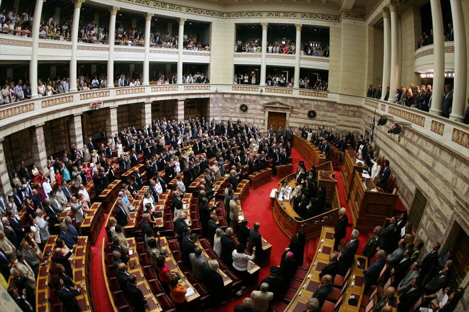 Ορκωμοσία της νέας Βουλής  #25. Χοροσταντούτος του Αρχιεπισκόπου Ιερώνυμου και των μελών της Ιεράς Συνόδου ορκίστηκαν τα μέλη της νέας Βουλής που εξελέγησαν στις εκλογές της 17ης Ιουνίου. Όρκο στο κοράνι έδωσαν οι τρεις μουσουλμάνοι βουλευτές.