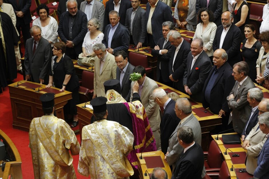 Ορκωμοσία της νέας Βουλής  #26. Χοροσταντούτος του Αρχιεπισκόπου Ιερώνυμου και των μελών της Ιεράς Συνόδου ορκίστηκαν τα μέλη της νέας Βουλής που εξελέγησαν στις εκλογές της 17ης Ιουνίου. Όρκο στο κοράνι έδωσαν οι τρεις μουσουλμάνοι βουλευτές.