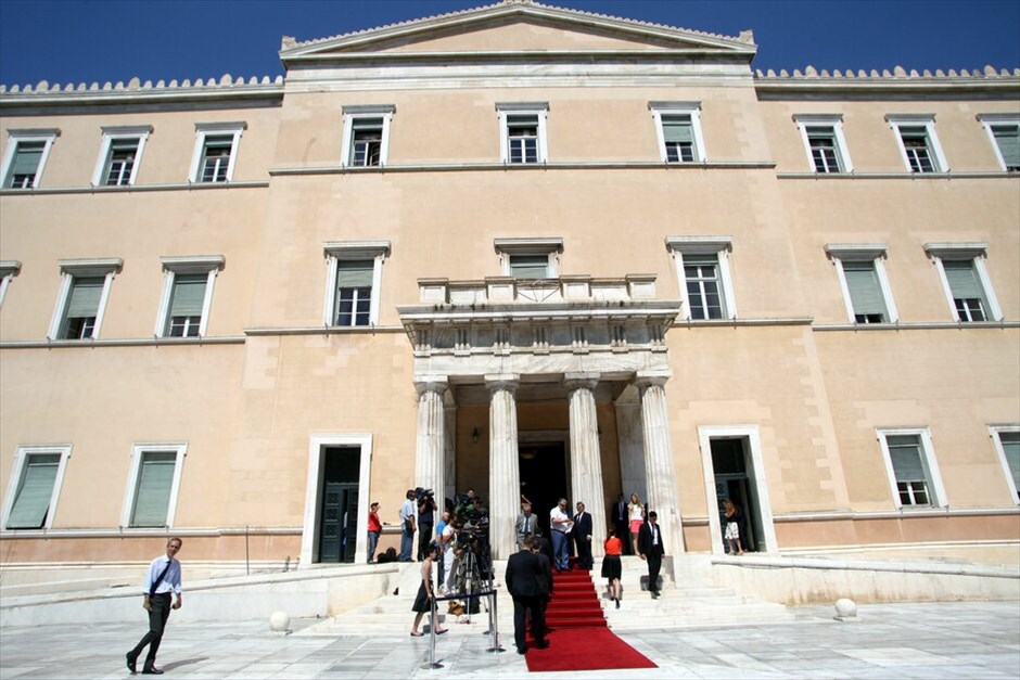 Ορκωμοσία της νέας Βουλής  #29. Χοροσταντούτος του Αρχιεπισκόπου Ιερώνυμου και των μελών της Ιεράς Συνόδου ορκίστηκαν τα μέλη της νέας Βουλής που εξελέγησαν στις εκλογές της 17ης Ιουνίου. Όρκο στο κοράνι έδωσαν οι τρεις μουσουλμάνοι βουλευτές.