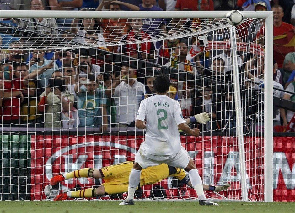 Euro 2012 - Πορτογαλία - Ισπανία (2-4) (κ.α. 0-0) #12. Η Ισπανία προκρίθηκε στον τελικό του Ευρωπαϊκού Πρωταθλήματος 2012, επικρατώντας στη «Ντόνμπας Αρένα» του Ντόνετσκ της Πορτογαλίας με 4-2 στα πέναλτι, μετά το ισόπαλο 0-0 στην κανονική διάρκεια και την παράταση.