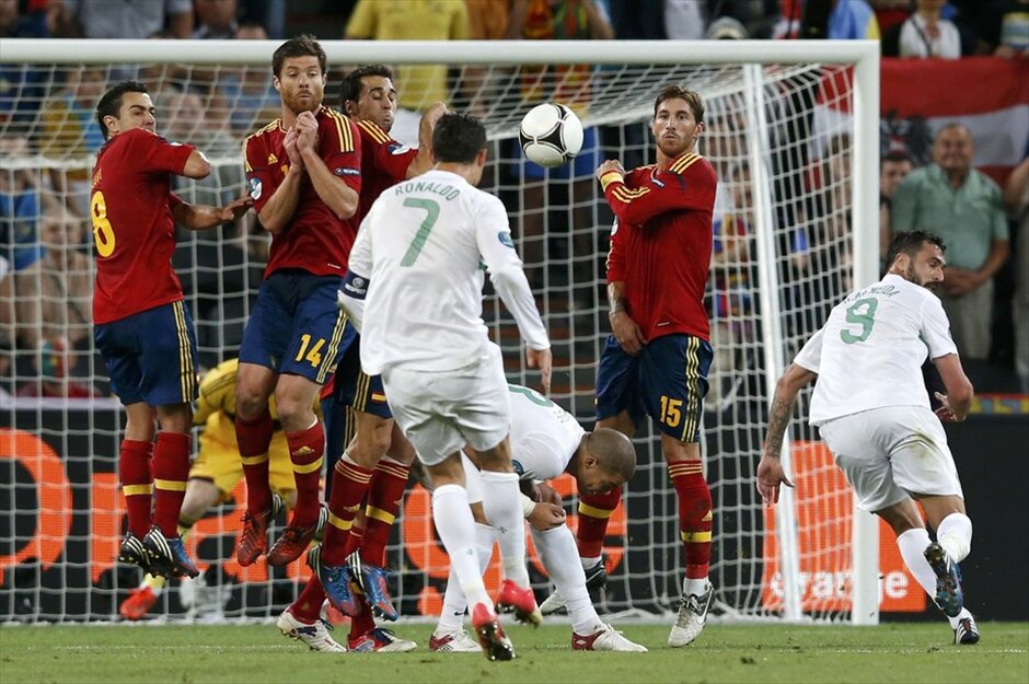 Euro 2012 - Πορτογαλία - Ισπανία (2-4) (κ.α. 0-0) #34. Η Ισπανία προκρίθηκε στον τελικό του Ευρωπαϊκού Πρωταθλήματος 2012, επικρατώντας στη «Ντόνμπας Αρένα» του Ντόνετσκ της Πορτογαλίας με 4-2 στα πέναλτι, μετά το ισόπαλο 0-0 στην κανονική διάρκεια και την παράταση.