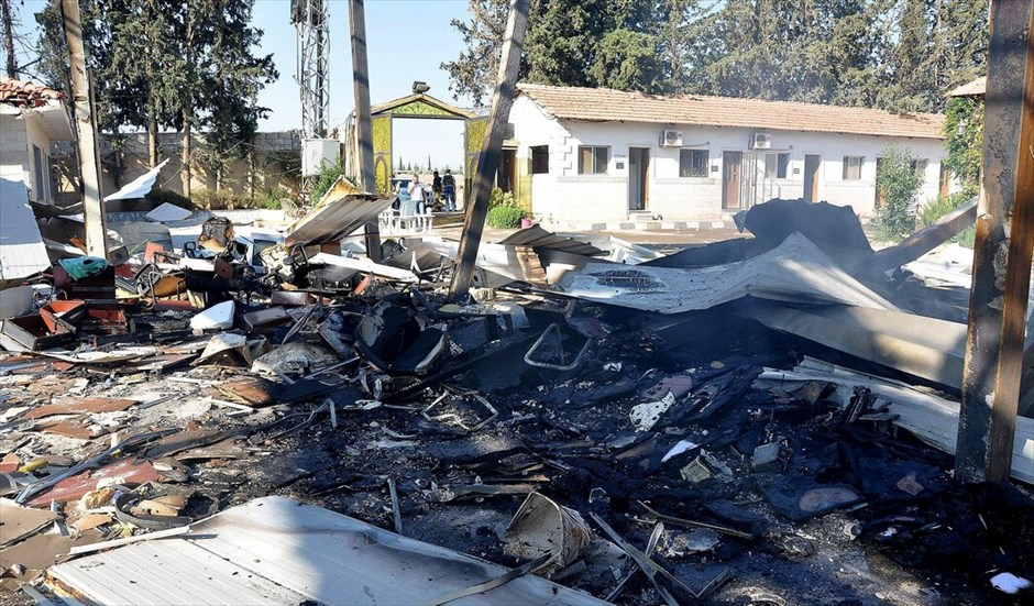 Συρία: Επίθεση ενόπλων σε τηλεοπτικό σταθμό #16. Επτά άνθρωποι, ανάμεσά τους τρεις δημοσιογράφοι, σκοτώθηκαν κατά τη διάρκεια ένοπλης επίθεσης εναντίον του φιλοκυβερνητικού δικτύου της συριακής τηλεόρασης Αλ-Ιχμπαρίγια που πραγματοποιήθηκε σήμερα κοντά στη Δαμασκό. Oι συριακές αρχές κάνουν λόγο για «τρομοκρατική επίθεση κατά της ελευθερίας του Τύπου, των στελεχών και των θεσμών του». Είναι η πρώτη επίθεση που πραγματοποιείται εναντίον της συριακής τηλεόρασης από την έναρξη της εξέγερσης τον Μάρτιο του 2001.