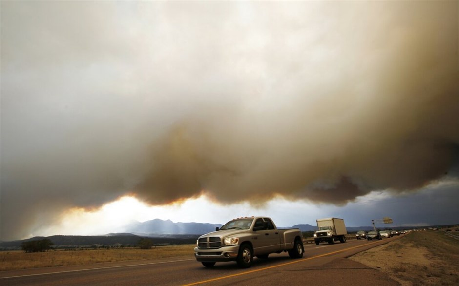 ΗΠΑ: Συγκλονίζεται από πυρκαγιές το Κολοράντο (ανανέωση) #1. Περισσότεροι από 32.000 άνθρωποι έχουν εγκαταλείψει τα σπίτια τους στο Κολοράντο Σπρινγκς, λόγω της μεγάλης πυρκαγιάς που μαίνεται από το Σάββατο. Μέχρι στιγμής η φωτιά έχει καταστρέψει 2.500 εκτάρια καλλιεργήσιμης γης και μόνο το 5% έχει τεθεί υπό έλεγχο. Οι αρχές δεν είναι ακόμα σε θέση να υπολογίσουν τα κτήρια που έχουν καταστραφεί.