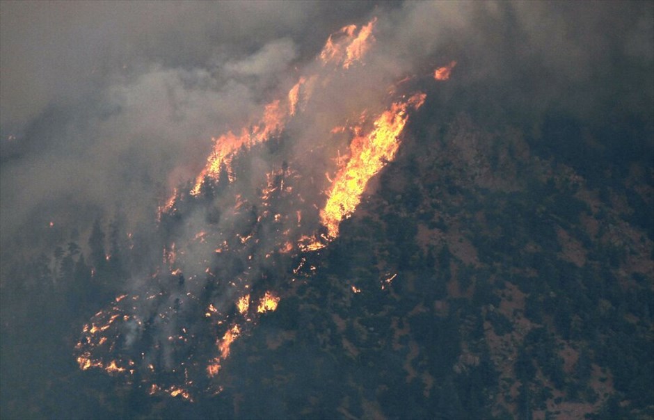 ΗΠΑ: Συγκλονίζεται από πυρκαγιές το Κολοράντο (ανανέωση) #2. Περισσότεροι από 32.000 άνθρωποι έχουν εγκαταλείψει τα σπίτια τους στο Κολοράντο Σπρινγκς, λόγω της μεγάλης πυρκαγιάς που μαίνεται από το Σάββατο. Μέχρι στιγμής η φωτιά έχει καταστρέψει 2.500 εκτάρια καλλιεργήσιμης γης και μόνο το 5% έχει τεθεί υπό έλεγχο. Οι αρχές δεν είναι ακόμα σε θέση να υπολογίσουν τα κτήρια που έχουν καταστραφεί.