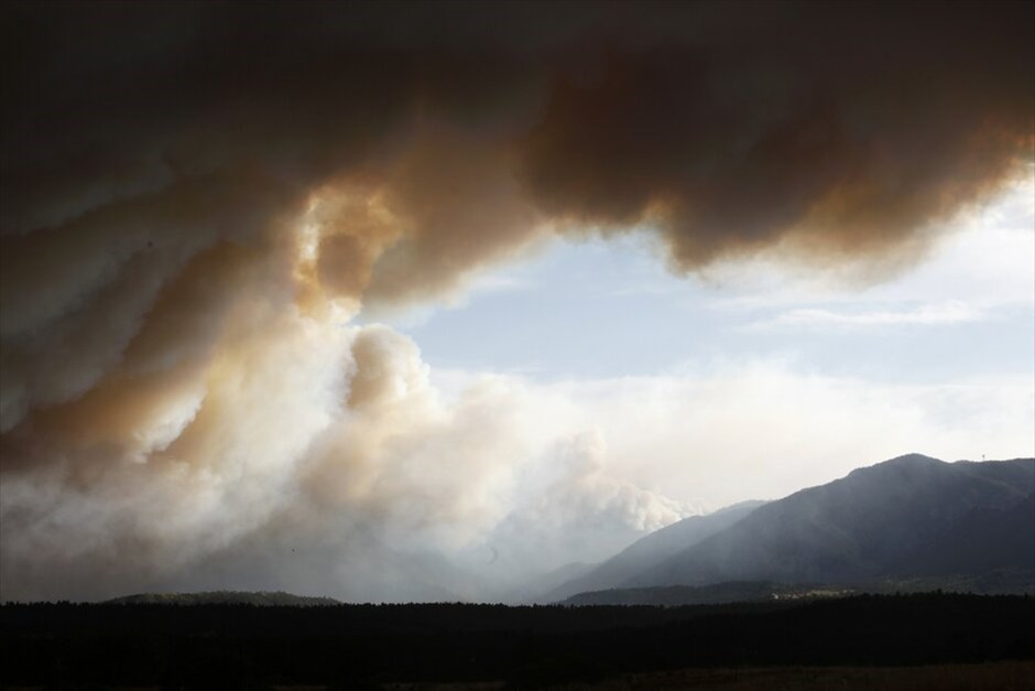 ΗΠΑ: Συγκλονίζεται από πυρκαγιές το Κολοράντο (ανανέωση) #5. Περισσότεροι από 32.000 άνθρωποι έχουν εγκαταλείψει τα σπίτια τους στο Κολοράντο Σπρινγκς, λόγω της μεγάλης πυρκαγιάς που μαίνεται από το Σάββατο. Μέχρι στιγμής η φωτιά έχει καταστρέψει 2.500 εκτάρια καλλιεργήσιμης γης και μόνο το 5% έχει τεθεί υπό έλεγχο. Οι αρχές δεν είναι ακόμα σε θέση να υπολογίσουν τα κτήρια που έχουν καταστραφεί.