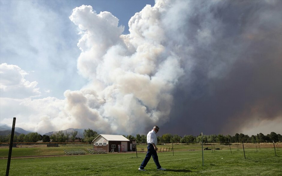 ΗΠΑ: Συγκλονίζεται από πυρκαγιές το Κολοράντο (ανανέωση) #7. Περισσότεροι από 32.000 άνθρωποι έχουν εγκαταλείψει τα σπίτια τους στο Κολοράντο Σπρινγκς, λόγω της μεγάλης πυρκαγιάς που μαίνεται από το Σάββατο. Μέχρι στιγμής η φωτιά έχει καταστρέψει 2.500 εκτάρια καλλιεργήσιμης γης και μόνο το 5% έχει τεθεί υπό έλεγχο. Οι αρχές δεν είναι ακόμα σε θέση να υπολογίσουν τα κτήρια που έχουν καταστραφεί.