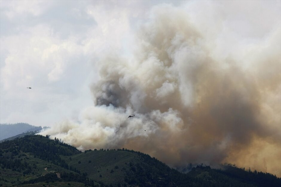 ΗΠΑ: Συγκλονίζεται από πυρκαγιές το Κολοράντο (ανανέωση) #8. Περισσότεροι από 32.000 άνθρωποι έχουν εγκαταλείψει τα σπίτια τους στο Κολοράντο Σπρινγκς, λόγω της μεγάλης πυρκαγιάς που μαίνεται από το Σάββατο. Μέχρι στιγμής η φωτιά έχει καταστρέψει 2.500 εκτάρια καλλιεργήσιμης γης και μόνο το 5% έχει τεθεί υπό έλεγχο. Οι αρχές δεν είναι ακόμα σε θέση να υπολογίσουν τα κτήρια που έχουν καταστραφεί.