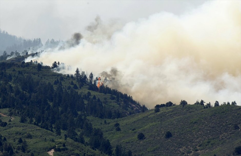 ΗΠΑ: Συγκλονίζεται από πυρκαγιές το Κολοράντο (ανανέωση) #9. Περισσότεροι από 32.000 άνθρωποι έχουν εγκαταλείψει τα σπίτια τους στο Κολοράντο Σπρινγκς, λόγω της μεγάλης πυρκαγιάς που μαίνεται από το Σάββατο. Μέχρι στιγμής η φωτιά έχει καταστρέψει 2.500 εκτάρια καλλιεργήσιμης γης και μόνο το 5% έχει τεθεί υπό έλεγχο. Οι αρχές δεν είναι ακόμα σε θέση να υπολογίσουν τα κτήρια που έχουν καταστραφεί.