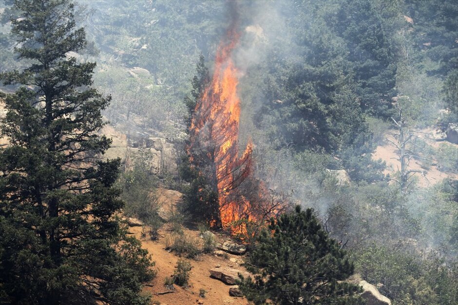 ΗΠΑ: Συγκλονίζεται από πυρκαγιές το Κολοράντο (ανανέωση) #10. Περισσότεροι από 32.000 άνθρωποι έχουν εγκαταλείψει τα σπίτια τους στο Κολοράντο Σπρινγκς, λόγω της μεγάλης πυρκαγιάς που μαίνεται από το Σάββατο. Μέχρι στιγμής η φωτιά έχει καταστρέψει 2.500 εκτάρια καλλιεργήσιμης γης και μόνο το 5% έχει τεθεί υπό έλεγχο. Οι αρχές δεν είναι ακόμα σε θέση να υπολογίσουν τα κτήρια που έχουν καταστραφεί.