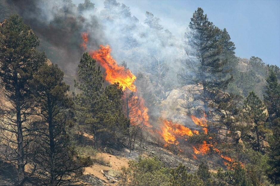 ΗΠΑ: Συγκλονίζεται από πυρκαγιές το Κολοράντο (ανανέωση) #11. Περισσότεροι από 32.000 άνθρωποι έχουν εγκαταλείψει τα σπίτια τους στο Κολοράντο Σπρινγκς, λόγω της μεγάλης πυρκαγιάς που μαίνεται από το Σάββατο. Μέχρι στιγμής η φωτιά έχει καταστρέψει 2.500 εκτάρια καλλιεργήσιμης γης και μόνο το 5% έχει τεθεί υπό έλεγχο. Οι αρχές δεν είναι ακόμα σε θέση να υπολογίσουν τα κτήρια που έχουν καταστραφεί.