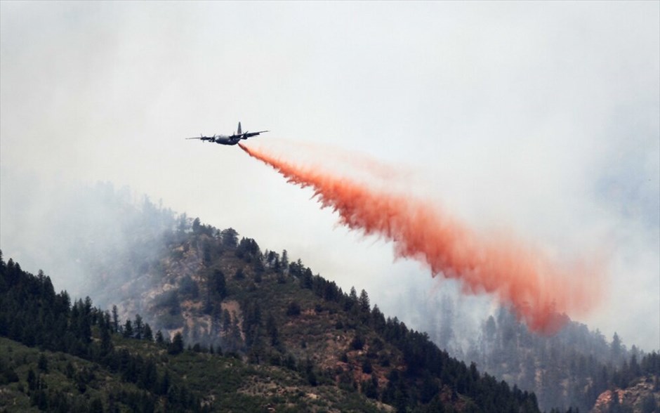 ΗΠΑ: Συγκλονίζεται από πυρκαγιές το Κολοράντο (ανανέωση) #13. Περισσότεροι από 32.000 άνθρωποι έχουν εγκαταλείψει τα σπίτια τους στο Κολοράντο Σπρινγκς, λόγω της μεγάλης πυρκαγιάς που μαίνεται από το Σάββατο. Μέχρι στιγμής η φωτιά έχει καταστρέψει 2.500 εκτάρια καλλιεργήσιμης γης και μόνο το 5% έχει τεθεί υπό έλεγχο. Οι αρχές δεν είναι ακόμα σε θέση να υπολογίσουν τα κτήρια που έχουν καταστραφεί.