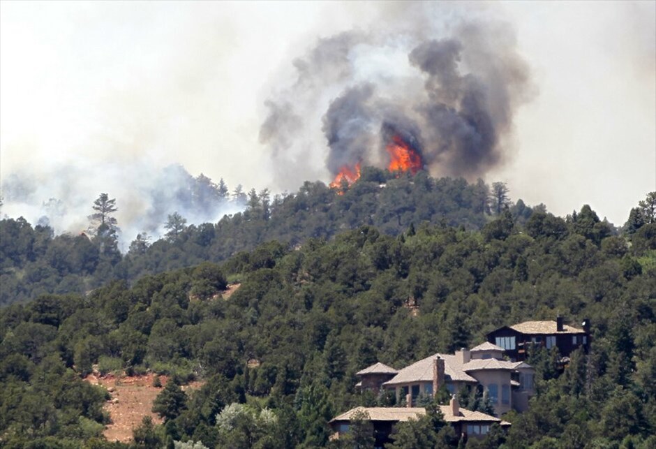 ΗΠΑ: Συγκλονίζεται από πυρκαγιές το Κολοράντο (ανανέωση) #14. Περισσότεροι από 32.000 άνθρωποι έχουν εγκαταλείψει τα σπίτια τους στο Κολοράντο Σπρινγκς, λόγω της μεγάλης πυρκαγιάς που μαίνεται από το Σάββατο. Μέχρι στιγμής η φωτιά έχει καταστρέψει 2.500 εκτάρια καλλιεργήσιμης γης και μόνο το 5% έχει τεθεί υπό έλεγχο. Οι αρχές δεν είναι ακόμα σε θέση να υπολογίσουν τα κτήρια που έχουν καταστραφεί.