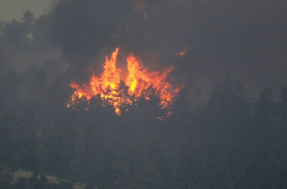 ΗΠΑ: Συγκλονίζεται από πυρκαγιές το Κολοράντο (ανανέωση) #18. Περισσότεροι από 32.000 άνθρωποι έχουν εγκαταλείψει τα σπίτια τους στο Κολοράντο Σπρινγκς, λόγω της μεγάλης πυρκαγιάς που μαίνεται από το Σάββατο. Μέχρι στιγμής η φωτιά έχει καταστρέψει 2.500 εκτάρια καλλιεργήσιμης γης και μόνο το 5% έχει τεθεί υπό έλεγχο. Οι αρχές δεν είναι ακόμα σε θέση να υπολογίσουν τα κτήρια που έχουν καταστραφεί.