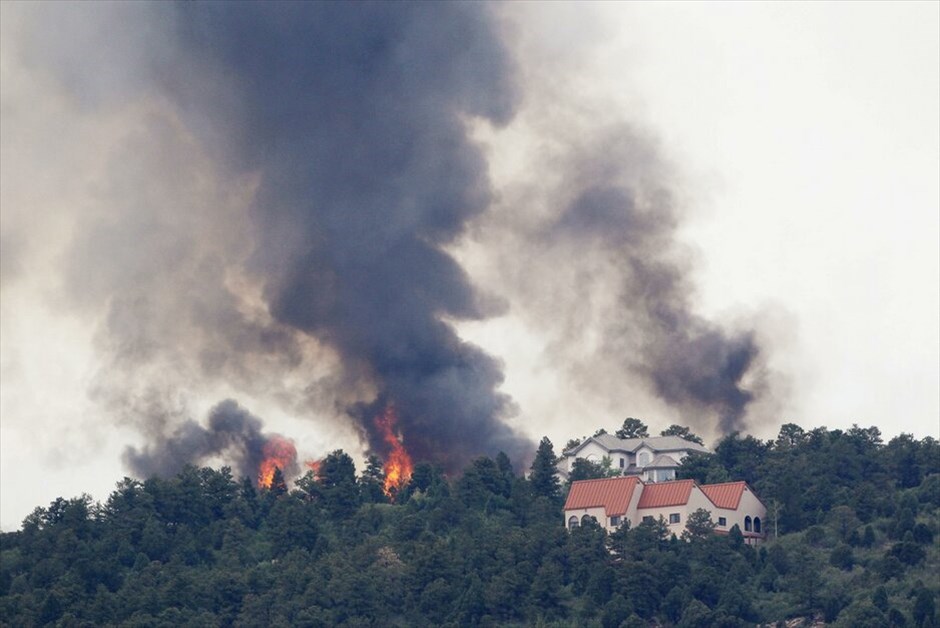 ΗΠΑ: Συγκλονίζεται από πυρκαγιές το Κολοράντο (ανανέωση) #20. Περισσότεροι από 32.000 άνθρωποι έχουν εγκαταλείψει τα σπίτια τους στο Κολοράντο Σπρινγκς, λόγω της μεγάλης πυρκαγιάς που μαίνεται από το Σάββατο. Μέχρι στιγμής η φωτιά έχει καταστρέψει 2.500 εκτάρια καλλιεργήσιμης γης και μόνο το 5% έχει τεθεί υπό έλεγχο. Οι αρχές δεν είναι ακόμα σε θέση να υπολογίσουν τα κτήρια που έχουν καταστραφεί.