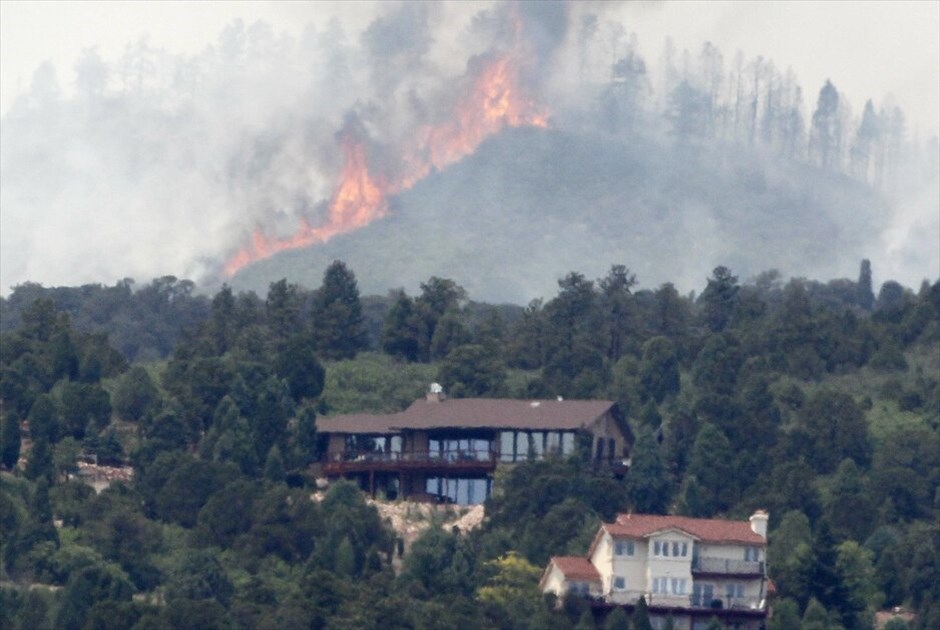 ΗΠΑ: Συγκλονίζεται από πυρκαγιές το Κολοράντο (ανανέωση) #22. Περισσότεροι από 32.000 άνθρωποι έχουν εγκαταλείψει τα σπίτια τους στο Κολοράντο Σπρινγκς, λόγω της μεγάλης πυρκαγιάς που μαίνεται από το Σάββατο. Μέχρι στιγμής η φωτιά έχει καταστρέψει 2.500 εκτάρια καλλιεργήσιμης γης και μόνο το 5% έχει τεθεί υπό έλεγχο. Οι αρχές δεν είναι ακόμα σε θέση να υπολογίσουν τα κτήρια που έχουν καταστραφεί.