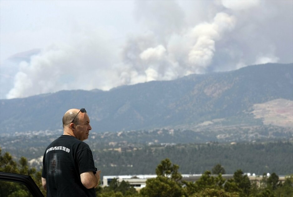 ΗΠΑ: Συγκλονίζεται από πυρκαγιές το Κολοράντο (ανανέωση) #25. Περισσότεροι από 32.000 άνθρωποι έχουν εγκαταλείψει τα σπίτια τους στο Κολοράντο Σπρινγκς, λόγω της μεγάλης πυρκαγιάς που μαίνεται από το Σάββατο. Μέχρι στιγμής η φωτιά έχει καταστρέψει 2.500 εκτάρια καλλιεργήσιμης γης και μόνο το 5% έχει τεθεί υπό έλεγχο. Οι αρχές δεν είναι ακόμα σε θέση να υπολογίσουν τα κτήρια που έχουν καταστραφεί.