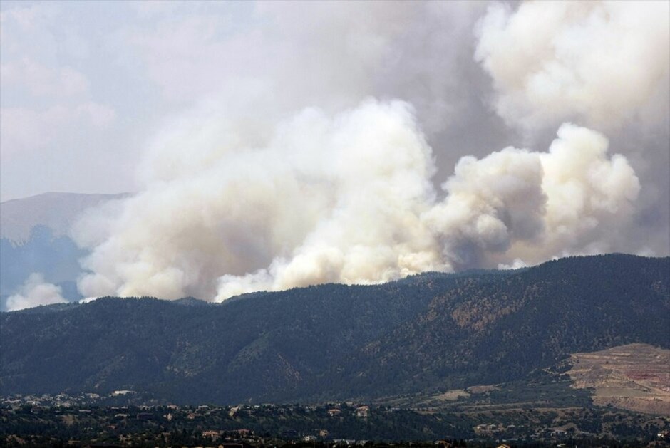 ΗΠΑ: Συγκλονίζεται από πυρκαγιές το Κολοράντο (ανανέωση) #26. Περισσότεροι από 32.000 άνθρωποι έχουν εγκαταλείψει τα σπίτια τους στο Κολοράντο Σπρινγκς, λόγω της μεγάλης πυρκαγιάς που μαίνεται από το Σάββατο. Μέχρι στιγμής η φωτιά έχει καταστρέψει 2.500 εκτάρια καλλιεργήσιμης γης και μόνο το 5% έχει τεθεί υπό έλεγχο. Οι αρχές δεν είναι ακόμα σε θέση να υπολογίσουν τα κτήρια που έχουν καταστραφεί.