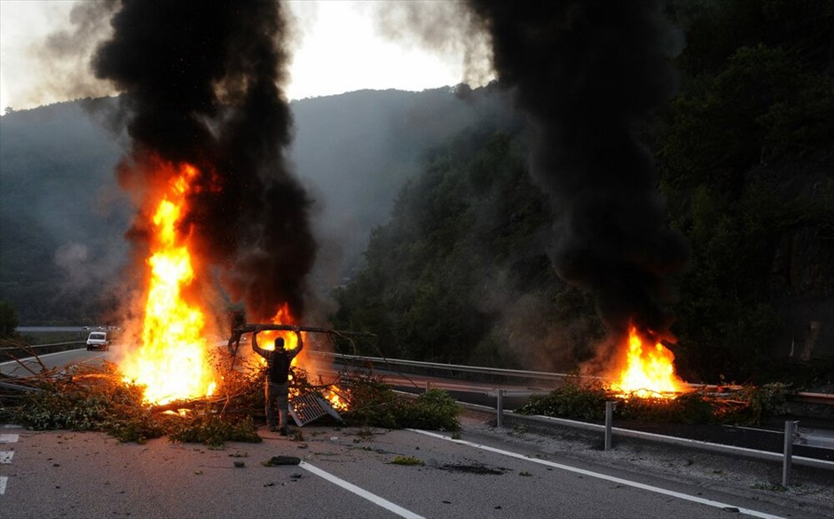 Iσπανία: Νέες συγκρούσεις μεταλλωρύχων - αστυνομικών #4. Αστυνομικοί προσπαθούν να διαλύσουν οδοφράγματα που έχουν στήσει μεταλλωρύχοι σε εθνική οδό κοντά στην πόλη Οβιέδο, στη βόρεια Ισπανία. Οι κινητοποιήσεις των μεταλλωρύχων και τα επεισόδια μεταξύ των δύο πλευρών συνεχίζονται στη βόρεια Ισπανία. Οι μεταλλωρύχοι αντιδρούν στην πρόταση της κυβέρνησης για τη μείωση των κρατικών επιδοτήσεων στην παραγωγή κάρβουνου.