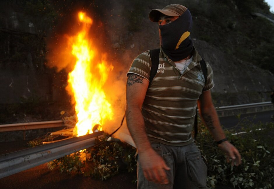 Iσπανία: Νέες συγκρούσεις μεταλλωρύχων - αστυνομικών #9. Αστυνομικοί προσπαθούν να διαλύσουν οδοφράγματα που έχουν στήσει μεταλλωρύχοι σε εθνική οδό κοντά στην πόλη Οβιέδο, στη βόρεια Ισπανία. Οι κινητοποιήσεις των μεταλλωρύχων και τα επεισόδια μεταξύ των δύο πλευρών συνεχίζονται στη βόρεια Ισπανία. Οι μεταλλωρύχοι αντιδρούν στην πρόταση της κυβέρνησης για τη μείωση των κρατικών επιδοτήσεων στην παραγωγή κάρβουνου.