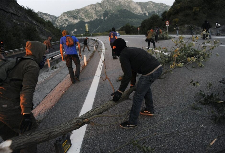 Iσπανία: Νέες συγκρούσεις μεταλλωρύχων - αστυνομικών #12. Αστυνομικοί προσπαθούν να διαλύσουν οδοφράγματα που έχουν στήσει μεταλλωρύχοι σε εθνική οδό κοντά στην πόλη Οβιέδο, στη βόρεια Ισπανία. Οι κινητοποιήσεις των μεταλλωρύχων και τα επεισόδια μεταξύ των δύο πλευρών συνεχίζονται στη βόρεια Ισπανία. Οι μεταλλωρύχοι αντιδρούν στην πρόταση της κυβέρνησης για τη μείωση των κρατικών επιδοτήσεων στην παραγωγή κάρβουνου.