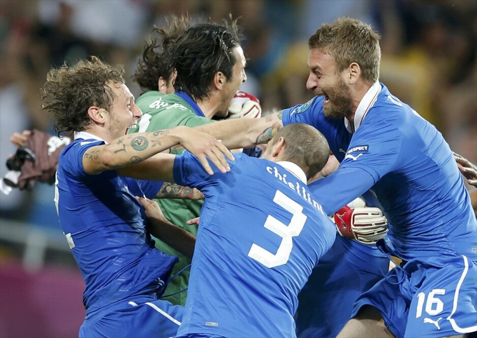 Euro 2012 - Αγγλία - Ιταλία (2-4 στα πέναλτι) (κ.α. 0-0)  #1. Η Ιταλία προκρίθηκε στην ημιτελική φάση του Ευρωπαϊκού Πρωταθλήματος της Πολωνίας/Ουκρανίας, επικρατώντας της Αγγλίας με 4-2 στα πέναλτι, μετά το 0-0 της κανονικής διάρκειας και της παράτασης. Επόμενος αντίπαλος της ομάδας του Πραντέλι είναι η Γερμανία.