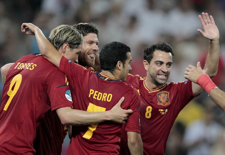 Euro 2012 - Ισπανία - Γαλλία (2-0) #2. Η Ισπανία είναι η τρίτη ομάδα που εξασφάλισε τη συμμετοχή της στην ημιτελική φάση του Ευρωπαϊκού Πρωταθλήματος της Πολωνίας/Ουκρανίας, μετά τις Πορτογαλία και Γερμανία. Οι «φούριας ρόχας» επικράτησαν της Γαλλίας με 2-0 (19΄, 90΄+ πέναλτι Τσάμπι Αλόνσο) στη «Ντόμπας Αρένα» του Ντόνετσκ και θα αντιμετωπίσουν την Πορτογαλία στον πρώτο ημιτελικό της διοργάνωσης, στο ίδιο γήπεδο την προσεχή Τετάρτη. Να σημειωθεί ότι αυτή ήταν η πρώτη νίκη της Ισπανίας επί της Γαλλίας, σε επίσημο αγώνα.