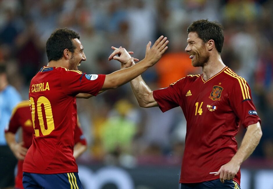 Euro 2012 - Ισπανία - Γαλλία (2-0) #3. Η Ισπανία είναι η τρίτη ομάδα που εξασφάλισε τη συμμετοχή της στην ημιτελική φάση του Ευρωπαϊκού Πρωταθλήματος της Πολωνίας/Ουκρανίας, μετά τις Πορτογαλία και Γερμανία. Οι «φούριας ρόχας» επικράτησαν της Γαλλίας με 2-0 (19΄, 90΄+ πέναλτι Τσάμπι Αλόνσο) στη «Ντόμπας Αρένα» του Ντόνετσκ και θα αντιμετωπίσουν την Πορτογαλία στον πρώτο ημιτελικό της διοργάνωσης, στο ίδιο γήπεδο την προσεχή Τετάρτη. Να σημειωθεί ότι αυτή ήταν η πρώτη νίκη της Ισπανίας επί της Γαλλίας, σε επίσημο αγώνα.