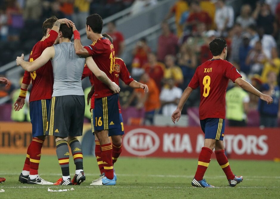 Euro 2012 - Ισπανία - Γαλλία (2-0) #5. Η Ισπανία είναι η τρίτη ομάδα που εξασφάλισε τη συμμετοχή της στην ημιτελική φάση του Ευρωπαϊκού Πρωταθλήματος της Πολωνίας/Ουκρανίας, μετά τις Πορτογαλία και Γερμανία. Οι «φούριας ρόχας» επικράτησαν της Γαλλίας με 2-0 (19΄, 90΄+ πέναλτι Τσάμπι Αλόνσο) στη «Ντόμπας Αρένα» του Ντόνετσκ και θα αντιμετωπίσουν την Πορτογαλία στον πρώτο ημιτελικό της διοργάνωσης, στο ίδιο γήπεδο την προσεχή Τετάρτη. Να σημειωθεί ότι αυτή ήταν η πρώτη νίκη της Ισπανίας επί της Γαλλίας, σε επίσημο αγώνα.