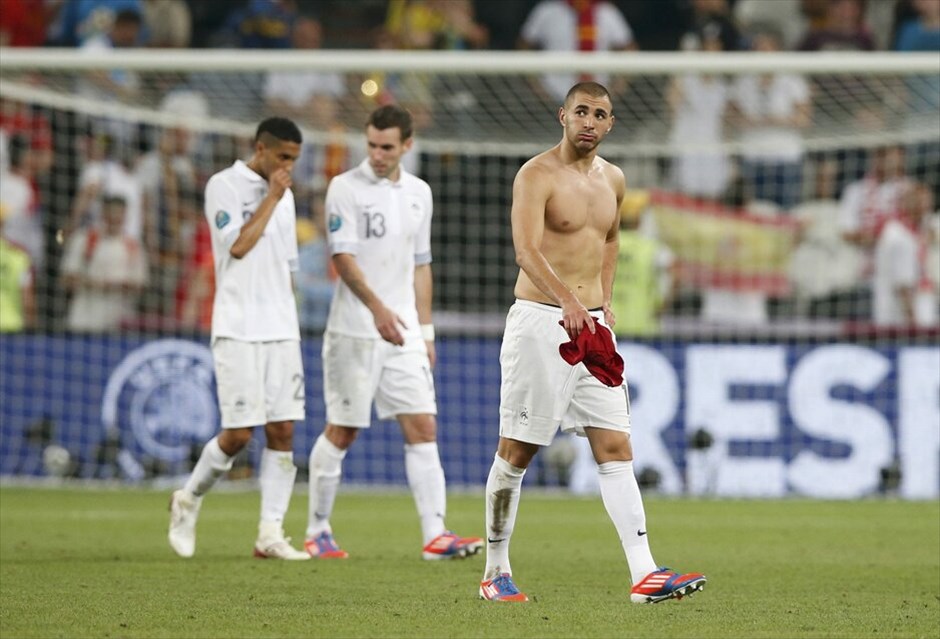 Euro 2012 - Ισπανία - Γαλλία (2-0) #6. Η Ισπανία είναι η τρίτη ομάδα που εξασφάλισε τη συμμετοχή της στην ημιτελική φάση του Ευρωπαϊκού Πρωταθλήματος της Πολωνίας/Ουκρανίας, μετά τις Πορτογαλία και Γερμανία. Οι «φούριας ρόχας» επικράτησαν της Γαλλίας με 2-0 (19΄, 90΄+ πέναλτι Τσάμπι Αλόνσο) στη «Ντόμπας Αρένα» του Ντόνετσκ και θα αντιμετωπίσουν την Πορτογαλία στον πρώτο ημιτελικό της διοργάνωσης, στο ίδιο γήπεδο την προσεχή Τετάρτη. Να σημειωθεί ότι αυτή ήταν η πρώτη νίκη της Ισπανίας επί της Γαλλίας, σε επίσημο αγώνα.
