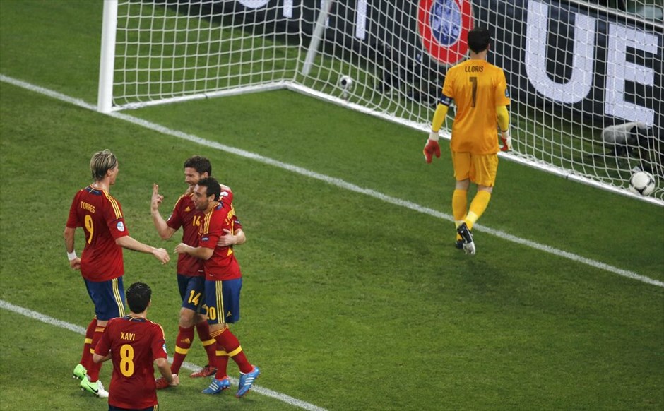 Euro 2012 - Ισπανία - Γαλλία (2-0) #9. Η Ισπανία είναι η τρίτη ομάδα που εξασφάλισε τη συμμετοχή της στην ημιτελική φάση του Ευρωπαϊκού Πρωταθλήματος της Πολωνίας/Ουκρανίας, μετά τις Πορτογαλία και Γερμανία. Οι «φούριας ρόχας» επικράτησαν της Γαλλίας με 2-0 (19΄, 90΄+ πέναλτι Τσάμπι Αλόνσο) στη «Ντόμπας Αρένα» του Ντόνετσκ και θα αντιμετωπίσουν την Πορτογαλία στον πρώτο ημιτελικό της διοργάνωσης, στο ίδιο γήπεδο την προσεχή Τετάρτη. Να σημειωθεί ότι αυτή ήταν η πρώτη νίκη της Ισπανίας επί της Γαλλίας, σε επίσημο αγώνα.