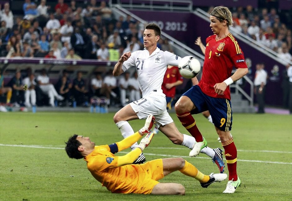 Euro 2012 - Ισπανία - Γαλλία (2-0) #11. Η Ισπανία είναι η τρίτη ομάδα που εξασφάλισε τη συμμετοχή της στην ημιτελική φάση του Ευρωπαϊκού Πρωταθλήματος της Πολωνίας/Ουκρανίας, μετά τις Πορτογαλία και Γερμανία. Οι «φούριας ρόχας» επικράτησαν της Γαλλίας με 2-0 (19΄, 90΄+ πέναλτι Τσάμπι Αλόνσο) στη «Ντόμπας Αρένα» του Ντόνετσκ και θα αντιμετωπίσουν την Πορτογαλία στον πρώτο ημιτελικό της διοργάνωσης, στο ίδιο γήπεδο την προσεχή Τετάρτη. Να σημειωθεί ότι αυτή ήταν η πρώτη νίκη της Ισπανίας επί της Γαλλίας, σε επίσημο αγώνα.