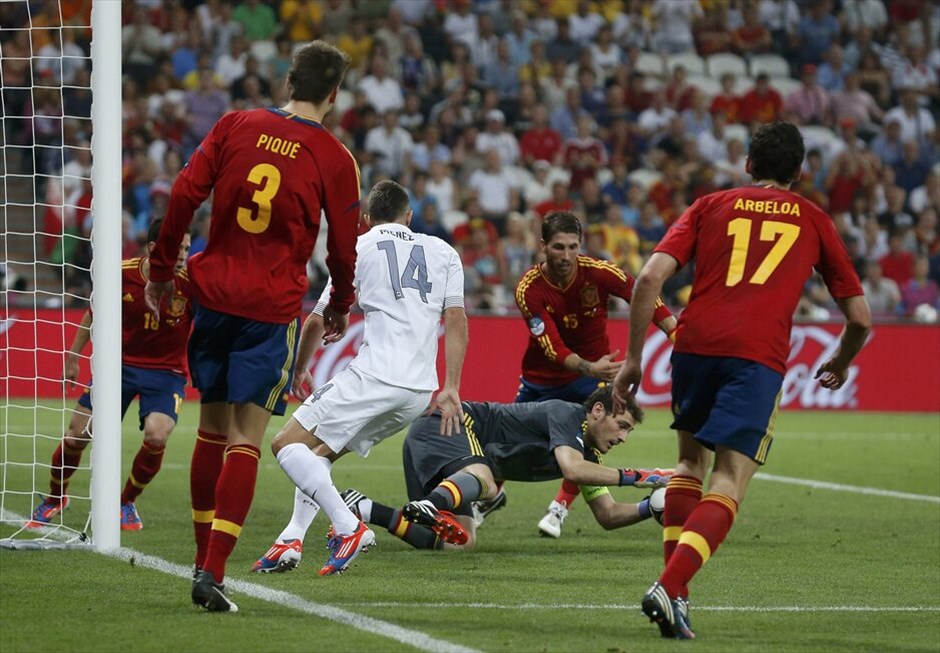 Euro 2012 - Ισπανία - Γαλλία (2-0) #12. Η Ισπανία είναι η τρίτη ομάδα που εξασφάλισε τη συμμετοχή της στην ημιτελική φάση του Ευρωπαϊκού Πρωταθλήματος της Πολωνίας/Ουκρανίας, μετά τις Πορτογαλία και Γερμανία. Οι «φούριας ρόχας» επικράτησαν της Γαλλίας με 2-0 (19΄, 90΄+ πέναλτι Τσάμπι Αλόνσο) στη «Ντόμπας Αρένα» του Ντόνετσκ και θα αντιμετωπίσουν την Πορτογαλία στον πρώτο ημιτελικό της διοργάνωσης, στο ίδιο γήπεδο την προσεχή Τετάρτη. Να σημειωθεί ότι αυτή ήταν η πρώτη νίκη της Ισπανίας επί της Γαλλίας, σε επίσημο αγώνα.