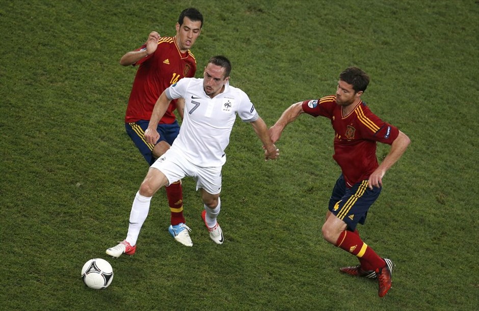 Euro 2012 - Ισπανία - Γαλλία (2-0) #13. Η Ισπανία είναι η τρίτη ομάδα που εξασφάλισε τη συμμετοχή της στην ημιτελική φάση του Ευρωπαϊκού Πρωταθλήματος της Πολωνίας/Ουκρανίας, μετά τις Πορτογαλία και Γερμανία. Οι «φούριας ρόχας» επικράτησαν της Γαλλίας με 2-0 (19΄, 90΄+ πέναλτι Τσάμπι Αλόνσο) στη «Ντόμπας Αρένα» του Ντόνετσκ και θα αντιμετωπίσουν την Πορτογαλία στον πρώτο ημιτελικό της διοργάνωσης, στο ίδιο γήπεδο την προσεχή Τετάρτη. Να σημειωθεί ότι αυτή ήταν η πρώτη νίκη της Ισπανίας επί της Γαλλίας, σε επίσημο αγώνα.