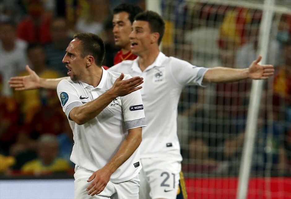 Euro 2012 - Ισπανία - Γαλλία (2-0) #15. Η Ισπανία είναι η τρίτη ομάδα που εξασφάλισε τη συμμετοχή της στην ημιτελική φάση του Ευρωπαϊκού Πρωταθλήματος της Πολωνίας/Ουκρανίας, μετά τις Πορτογαλία και Γερμανία. Οι «φούριας ρόχας» επικράτησαν της Γαλλίας με 2-0 (19΄, 90΄+ πέναλτι Τσάμπι Αλόνσο) στη «Ντόμπας Αρένα» του Ντόνετσκ και θα αντιμετωπίσουν την Πορτογαλία στον πρώτο ημιτελικό της διοργάνωσης, στο ίδιο γήπεδο την προσεχή Τετάρτη. Να σημειωθεί ότι αυτή ήταν η πρώτη νίκη της Ισπανίας επί της Γαλλίας, σε επίσημο αγώνα.