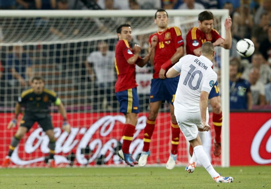 Euro 2012 - Ισπανία - Γαλλία (2-0) #16. Η Ισπανία είναι η τρίτη ομάδα που εξασφάλισε τη συμμετοχή της στην ημιτελική φάση του Ευρωπαϊκού Πρωταθλήματος της Πολωνίας/Ουκρανίας, μετά τις Πορτογαλία και Γερμανία. Οι «φούριας ρόχας» επικράτησαν της Γαλλίας με 2-0 (19΄, 90΄+ πέναλτι Τσάμπι Αλόνσο) στη «Ντόμπας Αρένα» του Ντόνετσκ και θα αντιμετωπίσουν την Πορτογαλία στον πρώτο ημιτελικό της διοργάνωσης, στο ίδιο γήπεδο την προσεχή Τετάρτη. Να σημειωθεί ότι αυτή ήταν η πρώτη νίκη της Ισπανίας επί της Γαλλίας, σε επίσημο αγώνα.