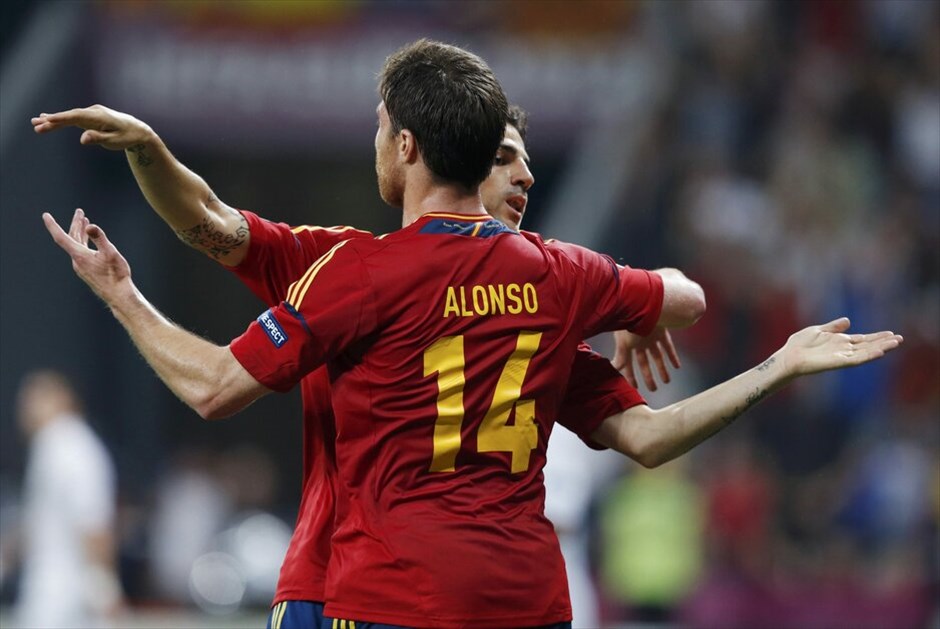 Euro 2012 - Ισπανία - Γαλλία (2-0) #17. Η Ισπανία είναι η τρίτη ομάδα που εξασφάλισε τη συμμετοχή της στην ημιτελική φάση του Ευρωπαϊκού Πρωταθλήματος της Πολωνίας/Ουκρανίας, μετά τις Πορτογαλία και Γερμανία. Οι «φούριας ρόχας» επικράτησαν της Γαλλίας με 2-0 (19΄, 90΄+ πέναλτι Τσάμπι Αλόνσο) στη «Ντόμπας Αρένα» του Ντόνετσκ και θα αντιμετωπίσουν την Πορτογαλία στον πρώτο ημιτελικό της διοργάνωσης, στο ίδιο γήπεδο την προσεχή Τετάρτη. Να σημειωθεί ότι αυτή ήταν η πρώτη νίκη της Ισπανίας επί της Γαλλίας, σε επίσημο αγώνα.