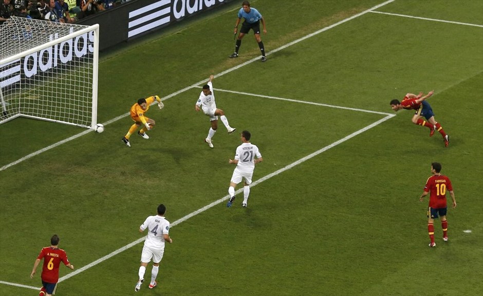 Euro 2012 - Ισπανία - Γαλλία (2-0) #18. Η Ισπανία είναι η τρίτη ομάδα που εξασφάλισε τη συμμετοχή της στην ημιτελική φάση του Ευρωπαϊκού Πρωταθλήματος της Πολωνίας/Ουκρανίας, μετά τις Πορτογαλία και Γερμανία. Οι «φούριας ρόχας» επικράτησαν της Γαλλίας με 2-0 (19΄, 90΄+ πέναλτι Τσάμπι Αλόνσο) στη «Ντόμπας Αρένα» του Ντόνετσκ και θα αντιμετωπίσουν την Πορτογαλία στον πρώτο ημιτελικό της διοργάνωσης, στο ίδιο γήπεδο την προσεχή Τετάρτη. Να σημειωθεί ότι αυτή ήταν η πρώτη νίκη της Ισπανίας επί της Γαλλίας, σε επίσημο αγώνα.