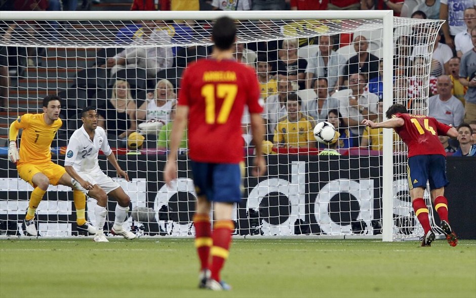 Euro 2012 - Ισπανία - Γαλλία (2-0) #19. Η Ισπανία είναι η τρίτη ομάδα που εξασφάλισε τη συμμετοχή της στην ημιτελική φάση του Ευρωπαϊκού Πρωταθλήματος της Πολωνίας/Ουκρανίας, μετά τις Πορτογαλία και Γερμανία. Οι «φούριας ρόχας» επικράτησαν της Γαλλίας με 2-0 (19΄, 90΄+ πέναλτι Τσάμπι Αλόνσο) στη «Ντόμπας Αρένα» του Ντόνετσκ και θα αντιμετωπίσουν την Πορτογαλία στον πρώτο ημιτελικό της διοργάνωσης, στο ίδιο γήπεδο την προσεχή Τετάρτη. Να σημειωθεί ότι αυτή ήταν η πρώτη νίκη της Ισπανίας επί της Γαλλίας, σε επίσημο αγώνα.
