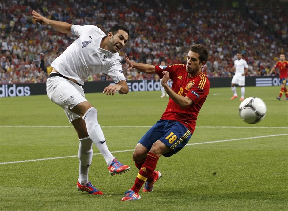 Euro 2012 - Ισπανία - Γαλλία (2-0) #20. Η Ισπανία είναι η τρίτη ομάδα που εξασφάλισε τη συμμετοχή της στην ημιτελική φάση του Ευρωπαϊκού Πρωταθλήματος της Πολωνίας/Ουκρανίας, μετά τις Πορτογαλία και Γερμανία. Οι «φούριας ρόχας» επικράτησαν της Γαλλίας με 2-0 (19΄, 90΄+ πέναλτι Τσάμπι Αλόνσο) στη «Ντόμπας Αρένα» του Ντόνετσκ και θα αντιμετωπίσουν την Πορτογαλία στον πρώτο ημιτελικό της διοργάνωσης, στο ίδιο γήπεδο την προσεχή Τετάρτη. Να σημειωθεί ότι αυτή ήταν η πρώτη νίκη της Ισπανίας επί της Γαλλίας, σε επίσημο αγώνα.