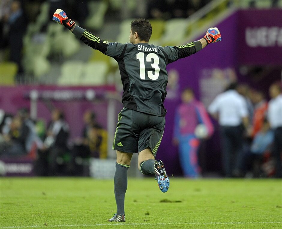 Euro 2012 - Γερμανία - Ελλάδα (4-2) #47. «Αντίο» στο Euro 2012 με ψηλά το κεφάλι είπε η εθνική ομάδα, που ηττήθηκε 4-2 από τη Γερμανία στο δεύτερο προημιτελικό. Πάλεψε όσο μπορούσε η Ελλάδα, αλλά απέναντί της είχε μία πολύ καλύτερη ομάδα.