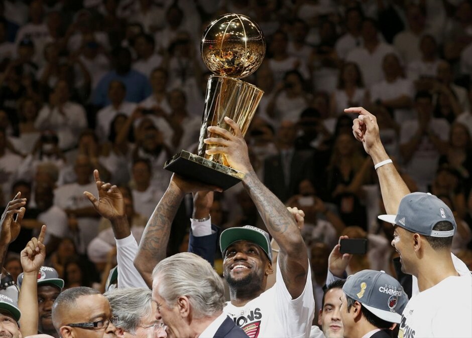 NBA: Πρωτάθλημα στους Μαϊάμι Χιτ #1. Για δεύτερη φορά στην ιστορία του το Μαϊάμι κατάκτησε το πρωτάθλημα στο ΝΒΑ, νικώντας στον 5ο τελικό την Οκλαχόμα με 121-106, πολύ πιο εύκολα από ό,τι φανταζόταν. Οι εκπρόσωποι της Φλόριντα έφτασαν στον δεύτερο παγκόσμιο τίτλο τους, μετά το 2006 ενώ πέρυσι είχαν ηττηθεί από το Ντάλας του Ντιρκ Νοβίτσκι. Για τους Τζέιμς, Κρις Μπος, Τζουάν Χάουαρντ ήταν το πρώτο δαχτυλίδι στην καριέρα τους. Ο ΛεΜπρόν αναδείχθηκε MVP των εφετινών πλέι οφ και έγινε ο έβδομος παίκτης, ο οποίος «έγραψε» παραπάνω από ένα triple-double (26 π., 13 ασ., 11 ρ.) σε τελική σειρά πλέι οφ. Κορυφαίος της Οκλαχόμα φέτος ήταν ο Κέβιν Ντουράντ.