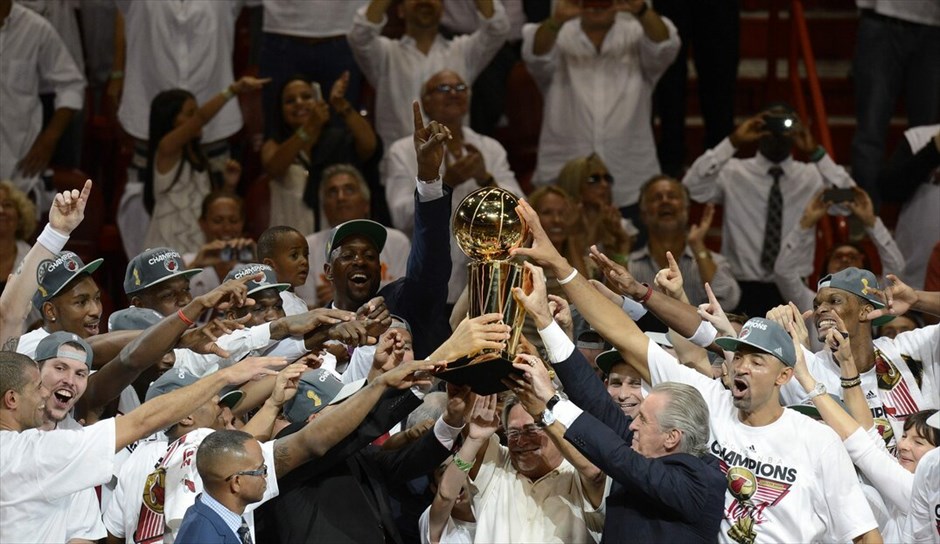 NBA: Πρωτάθλημα στους Μαϊάμι Χιτ #2. Για δεύτερη φορά στην ιστορία του το Μαϊάμι κατάκτησε το πρωτάθλημα στο ΝΒΑ, νικώντας στον 5ο τελικό την Οκλαχόμα με 121-106, πολύ πιο εύκολα από ό,τι φανταζόταν. Οι εκπρόσωποι της Φλόριντα έφτασαν στον δεύτερο παγκόσμιο τίτλο τους, μετά το 2006 ενώ πέρυσι είχαν ηττηθεί από το Ντάλας του Ντιρκ Νοβίτσκι. Για τους Τζέιμς, Κρις Μπος, Τζουάν Χάουαρντ ήταν το πρώτο δαχτυλίδι στην καριέρα τους. Ο ΛεΜπρόν αναδείχθηκε MVP των εφετινών πλέι οφ και έγινε ο έβδομος παίκτης, ο οποίος «έγραψε» παραπάνω από ένα triple-double (26 π., 13 ασ., 11 ρ.) σε τελική σειρά πλέι οφ. Κορυφαίος της Οκλαχόμα φέτος ήταν ο Κέβιν Ντουράντ.