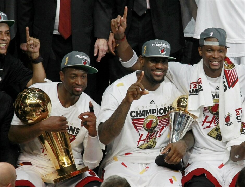 NBA: Πρωτάθλημα στους Μαϊάμι Χιτ #3. Για δεύτερη φορά στην ιστορία του το Μαϊάμι κατάκτησε το πρωτάθλημα στο ΝΒΑ, νικώντας στον 5ο τελικό την Οκλαχόμα με 121-106, πολύ πιο εύκολα από ό,τι φανταζόταν. Οι εκπρόσωποι της Φλόριντα έφτασαν στον δεύτερο παγκόσμιο τίτλο τους, μετά το 2006 ενώ πέρυσι είχαν ηττηθεί από το Ντάλας του Ντιρκ Νοβίτσκι. Για τους Τζέιμς, Κρις Μπος, Τζουάν Χάουαρντ ήταν το πρώτο δαχτυλίδι στην καριέρα τους. Ο ΛεΜπρόν αναδείχθηκε MVP των εφετινών πλέι οφ και έγινε ο έβδομος παίκτης, ο οποίος «έγραψε» παραπάνω από ένα triple-double (26 π., 13 ασ., 11 ρ.) σε τελική σειρά πλέι οφ. Κορυφαίος της Οκλαχόμα φέτος ήταν ο Κέβιν Ντουράντ.