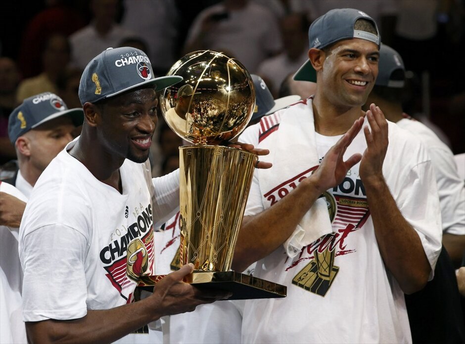 NBA: Πρωτάθλημα στους Μαϊάμι Χιτ #4. Για δεύτερη φορά στην ιστορία του το Μαϊάμι κατάκτησε το πρωτάθλημα στο ΝΒΑ, νικώντας στον 5ο τελικό την Οκλαχόμα με 121-106, πολύ πιο εύκολα από ό,τι φανταζόταν. Οι εκπρόσωποι της Φλόριντα έφτασαν στον δεύτερο παγκόσμιο τίτλο τους, μετά το 2006 ενώ πέρυσι είχαν ηττηθεί από το Ντάλας του Ντιρκ Νοβίτσκι. Για τους Τζέιμς, Κρις Μπος, Τζουάν Χάουαρντ ήταν το πρώτο δαχτυλίδι στην καριέρα τους. Ο ΛεΜπρόν αναδείχθηκε MVP των εφετινών πλέι οφ και έγινε ο έβδομος παίκτης, ο οποίος «έγραψε» παραπάνω από ένα triple-double (26 π., 13 ασ., 11 ρ.) σε τελική σειρά πλέι οφ. Κορυφαίος της Οκλαχόμα φέτος ήταν ο Κέβιν Ντουράντ.