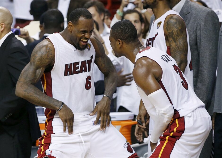 NBA: Πρωτάθλημα στους Μαϊάμι Χιτ #8. Για δεύτερη φορά στην ιστορία του το Μαϊάμι κατάκτησε το πρωτάθλημα στο ΝΒΑ, νικώντας στον 5ο τελικό την Οκλαχόμα με 121-106, πολύ πιο εύκολα από ό,τι φανταζόταν. Οι εκπρόσωποι της Φλόριντα έφτασαν στον δεύτερο παγκόσμιο τίτλο τους, μετά το 2006 ενώ πέρυσι είχαν ηττηθεί από το Ντάλας του Ντιρκ Νοβίτσκι. Για τους Τζέιμς, Κρις Μπος, Τζουάν Χάουαρντ ήταν το πρώτο δαχτυλίδι στην καριέρα τους. Ο ΛεΜπρόν αναδείχθηκε MVP των εφετινών πλέι οφ και έγινε ο έβδομος παίκτης, ο οποίος «έγραψε» παραπάνω από ένα triple-double (26 π., 13 ασ., 11 ρ.) σε τελική σειρά πλέι οφ. Κορυφαίος της Οκλαχόμα φέτος ήταν ο Κέβιν Ντουράντ.